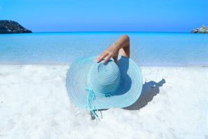 Vacanța la malul mării Ordinul pentru aprobarea normei privind stabilirea măsurilor specifice de prevenire a răspândirii virusului SARS-CoV-2 pentru activităţile de operare a plajelor turistice, semnat de ministrul Sănătăţii, Nelu Tătaru, ministrul Economiei, Virgil Popescu, şi de secretarul de stat Mircea Fechet de la Ministerul Mediului, publicat în Monitorul Oficial, prevede urmatoarele masuri: Pentru plajele concesionate - între şezlongurile de pe plajă trebuie păstrată o distanţă de doi metri; - se va limita accesul în funcţie de locurile disponibile, pentru a se evita aglomeraţiile; -accesul la plajă se va face după o rezervare, telefonică sau online. -Clienţii vor fi serviţi la locurile lor de pe plajă şi se recomandă servirea de produse ambalate individual; - scaunele sau turnurile să fie la o distanţă de minim 1,5 metri între ei. -echipamentele de pe plajă (şezlonguri) vor fi dezinfectate după fiecare utilizare, înainte de a fi folosite de alţi clienţi. Totodată, trebuie asigurate substanţe dezinfectante pentru clienţi pe plajă şi la grupurile sanitare. --sporturile şi activităţile de agrement pe plaje se desfăşoară cu limitarea numărului de persoane care nu sunt din aceeaşi familie si numai in locurile special amenajate; Pentru plajele neconcesionate - autorităţile locale sunt responsabile pentru măsurile de evitare a aglomeraţiei. - -- administatorii plajelor trebuie să ia măsuri pentru a limita accesul în funcţie de locurile disponibile, pentru a se evita aglomeraţiile, să stabilească în mod clar culoare unidirecţionale, de intrare/ieşire, să limiteze numărul de angajaţi care intră în contact cu publicul. - -accesul la plajă se va face după o rezervare, telefonică sau online. - -se recomandă servirea de produse ambalate individual, iar angajaţii operatorului economic trebuie să poarte măşti de protecţie - zonele de lucru de pe plajă (scaunele sau turnurile salvamarilor) trebuie reamenajate, astfel încât aceştia să poată păstra distanţa de minim 1,5 metri între ei. - şezlongurile vor fi dezinfectate după fiecare utilizare, înainte de a fi folosite de alţi clienţi. Totodată, trebuie asigurate substanţe dezinfectante pentru clienţi pe plajă şi la grupurile sanitare. În cazul plajelor neconcesionate, autorităţile locale sunt responsabile pentru măsurile de evitare a aglomeraţiei.