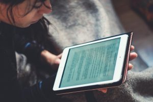 Pregătire pentru continuarea școlii online, din toamnă, în paralel cu cea offline