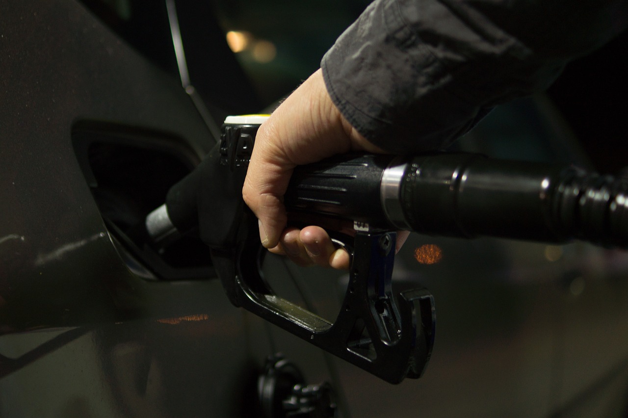 Maşinile  se întorc pe drumuri, preţul petrolului a crescut