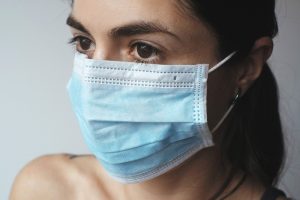 Statul va distribui gratuit măşti achiziţionate cu 2 lei bucata și va plăti 6 lei/ beneficiar pentru serviciile de distribuire