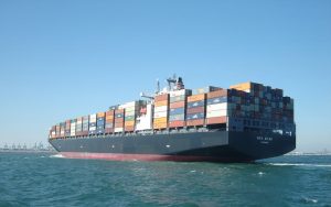 Exporturile României scad puternic, sunt de două ori mai mici decât importurile