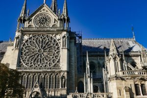 Operatiune inginerească delicată: demontarea țevilor în greutate de 500 de tone, care au susținut acoperișul Catedralei Notre Dame din Paris