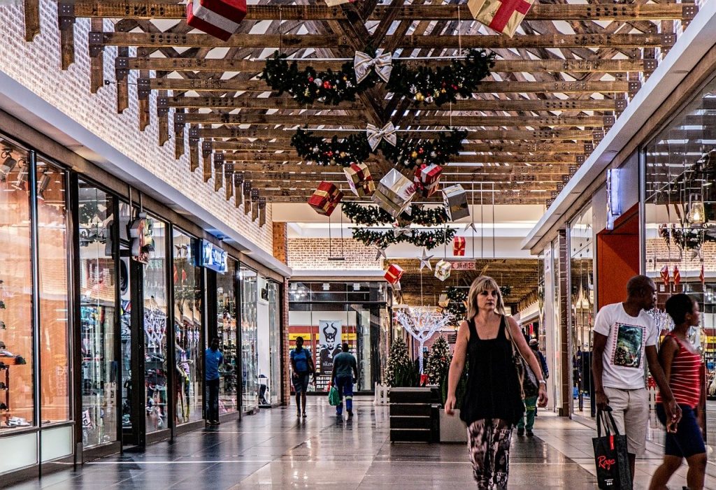 Vești excelente pentru iubitorii de shopping Inline image Ministrul Economiei a precizat că în cursul zilei de marți va avea o întâlnire cu reprezentanții marilor centre comerciale și va discuta despre posibilitățile pe care le au pentru a-și relua activitatea în cel mai scurt timp. „Cred că mâine, (n.r. marți) la ora 3, am o întânire cu reprezentanții mall-urilor, cu reprezentanții magazinelor a spațiilor pe care le închiriază. Mi s-ar părea normal că dacă relaxăm și lucrurile merg bine, să putem ca la finalul acestor 2 săptămâni, să deschidem magazinele mari. Dacă lucrurile merg bine vrem să aducem viața la normalitate mai repede”, a declarat Virgil Popescu . Toate măsurile de relaxare vin la pachet cu noi reguli precum purtarea măștilor în spațiile închise și distanțarea socială. Cei care nu respectă noile reglementări se pot trezi cu amenzi usturătoare din partea autorităților statului, cuprinse între 500 și 2.500 de lei. Vrem să aducem viața la normalitate mai repede”, a declarat Virgil Popescu .