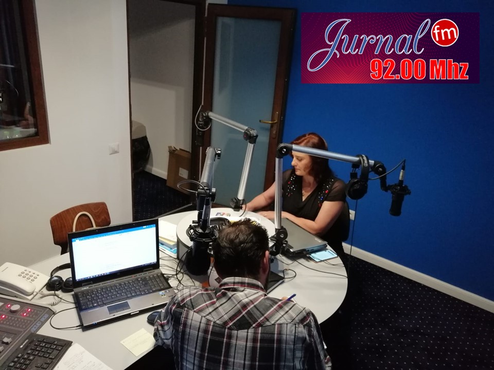 Prezentă în studioul Jurnal FM la emisiunea în direct dintre orele 14-15, doamna învățător Liliana Roșca Nistor