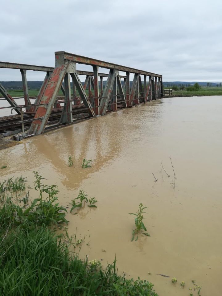 Pompierii vasluieni mobilizați din cauza precipitațiilor abundente căzute