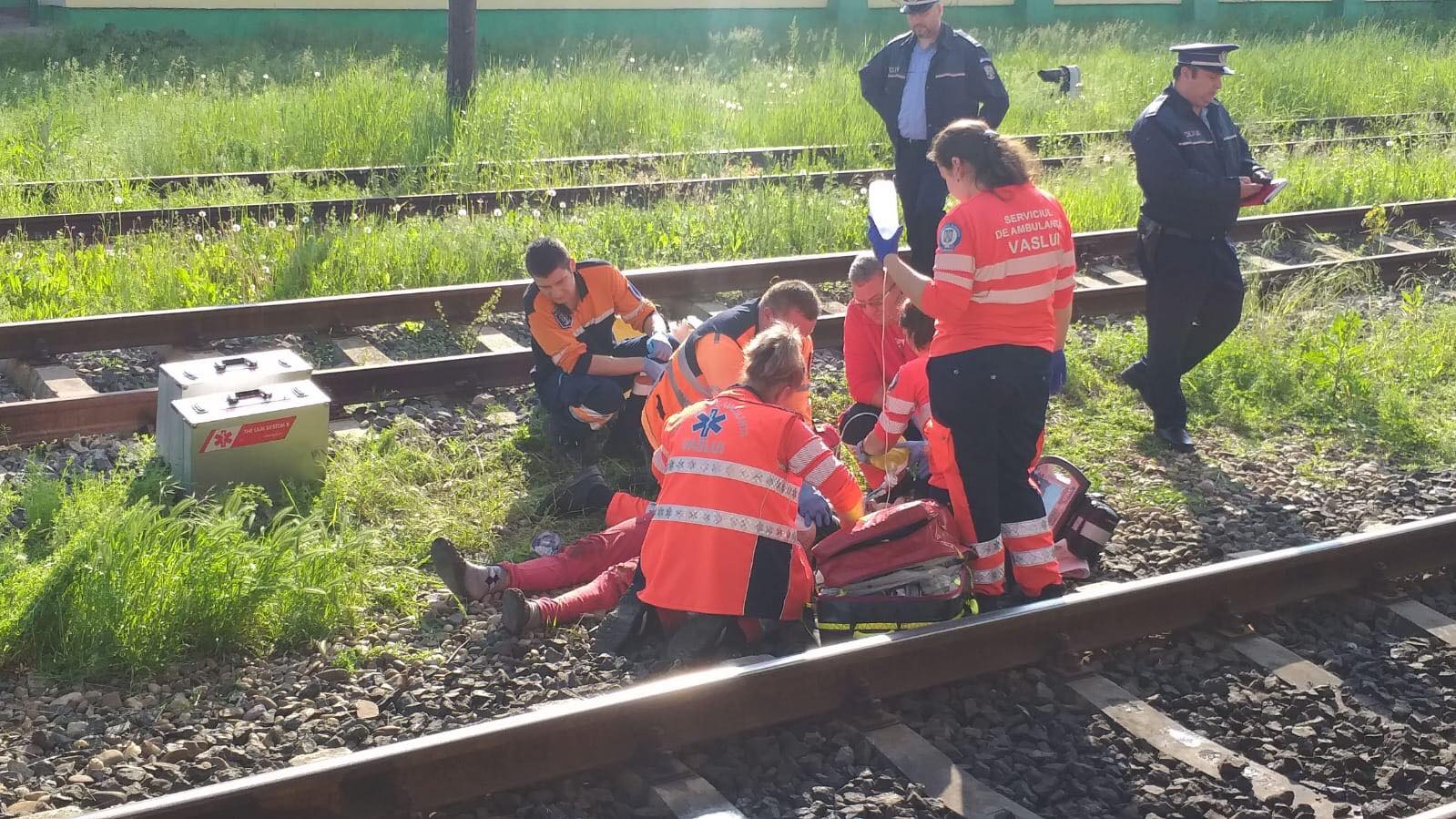 FOTO&VIDEO: Tragedie fără margini. Fiul s-a sinucis, iar mama de durere s-a aruncat de pe pasarelă