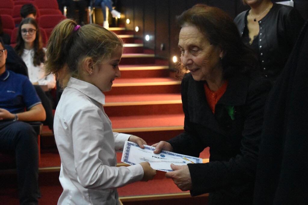 După faptă și răsplata-elevii de zece și-au primit premiile