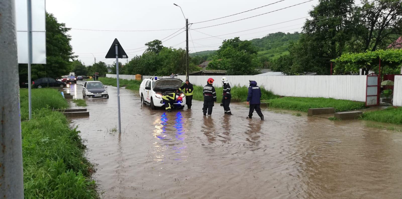 FOTO-VIDEO, Ultima oră- Persoană surprinsă de viitură