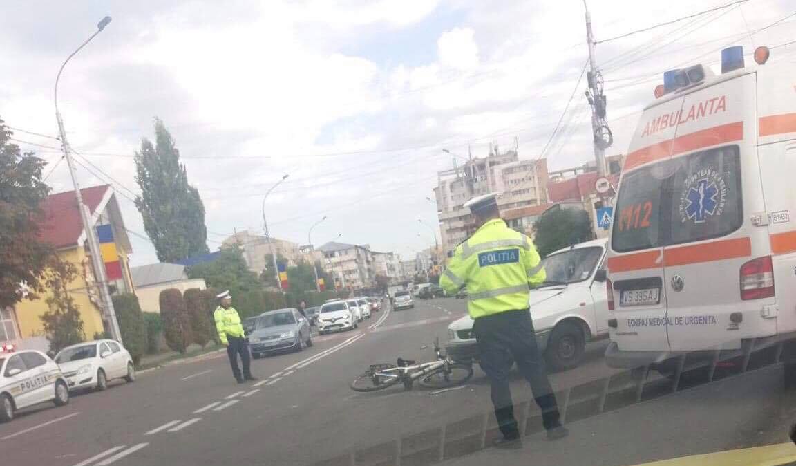 Ultima oră: Biciclist neatent. S-a izbit de o mașină care staționa