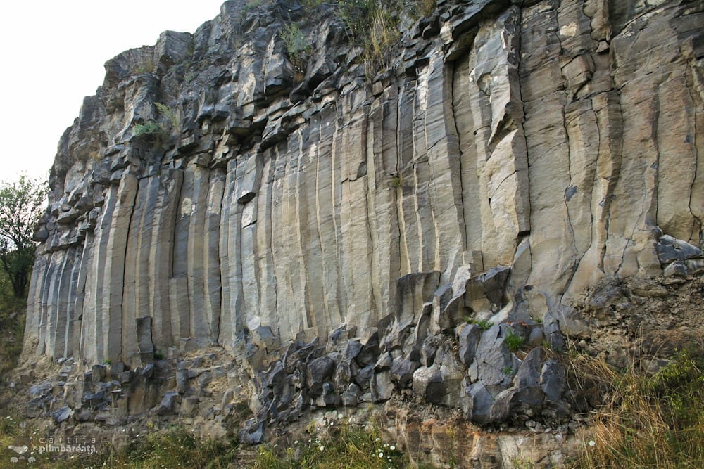 Coloanele de bazalt de la Racoş