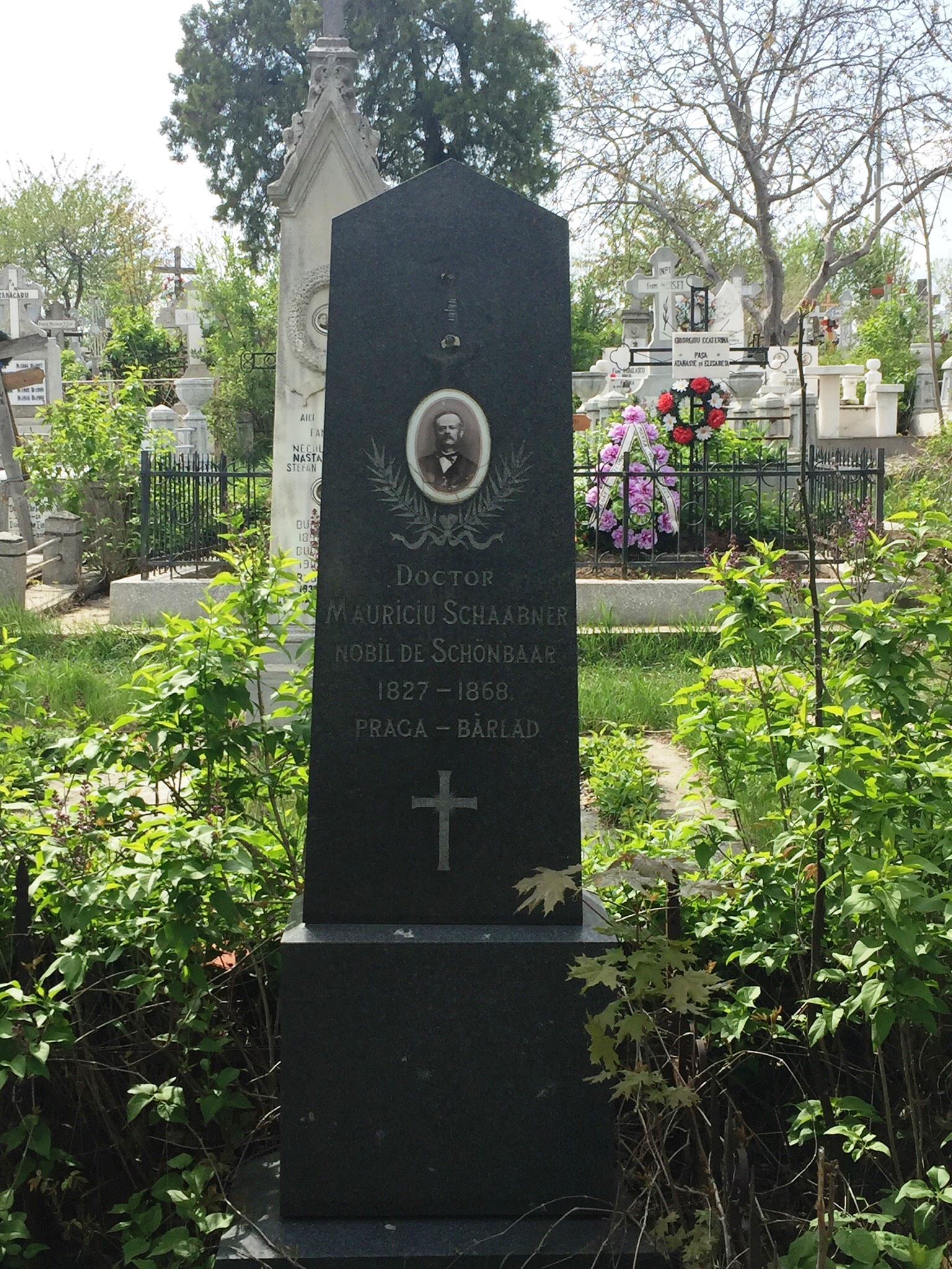 Cimitirul Eternitatea din Bârlad - poveștile vii ale morților