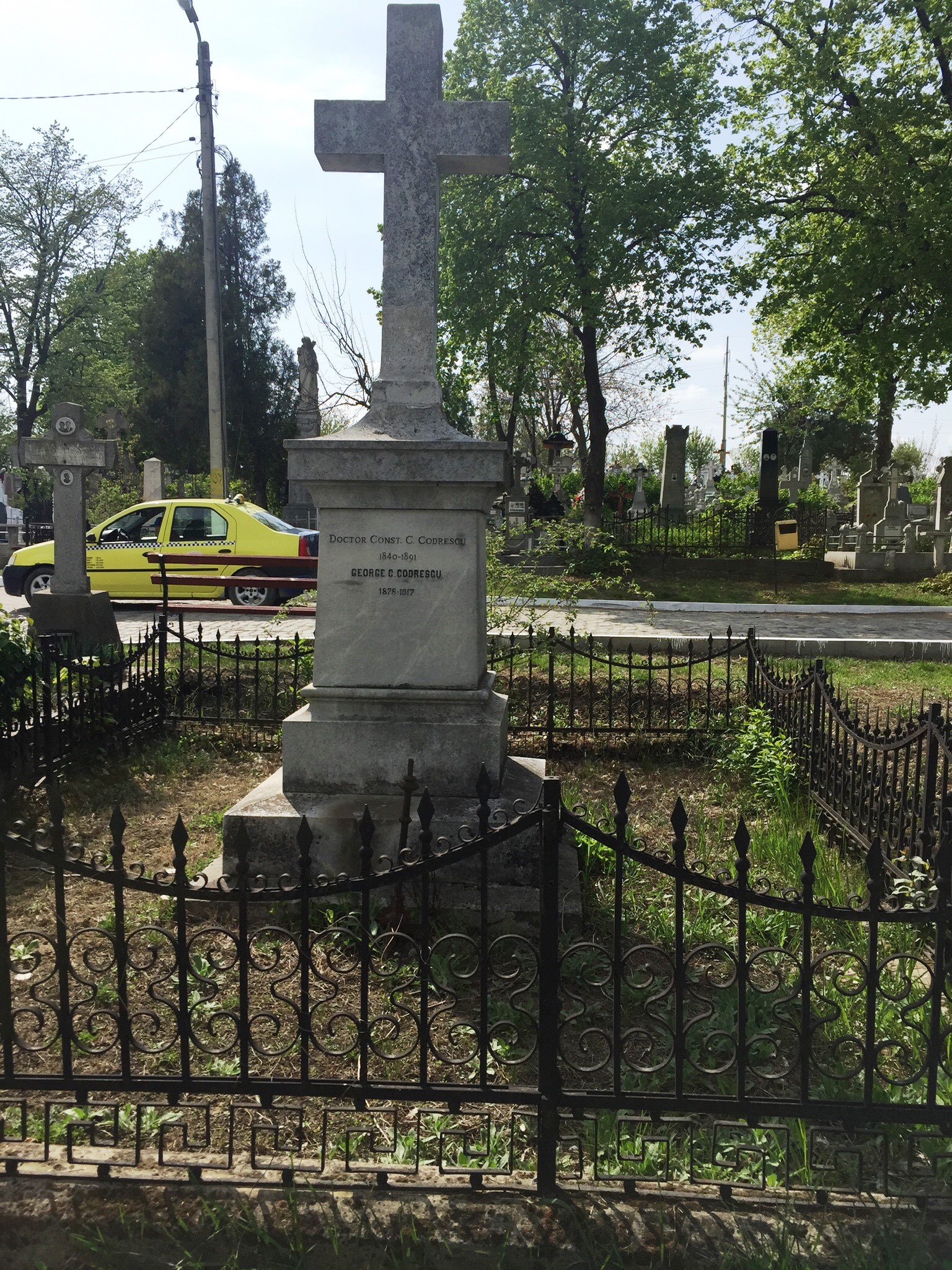 Cimitirul Eternitatea din Bârlad - poveștile vii ale morților