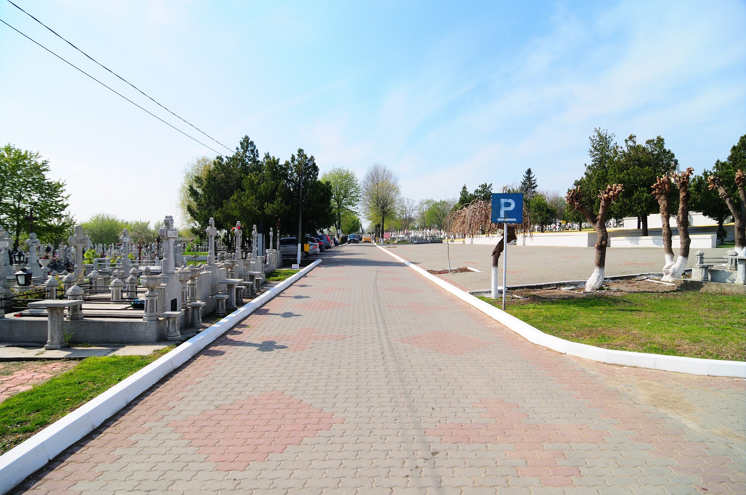 Curățenia de primăvară a ajuns și în cimitirul „Eternitatea”din Bârlad