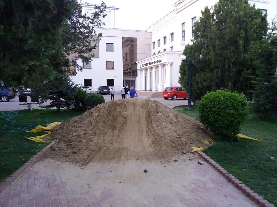 Centrul cultural istoric „cotropit” de micii și manelele votate de PSD și PNL Bârlad