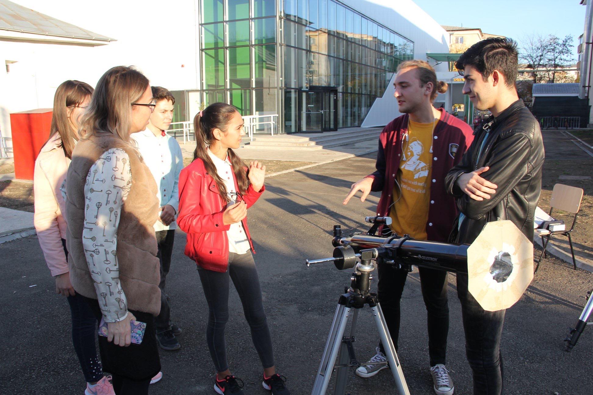 Picii bârlădeni interesați de evenimentul astronomic