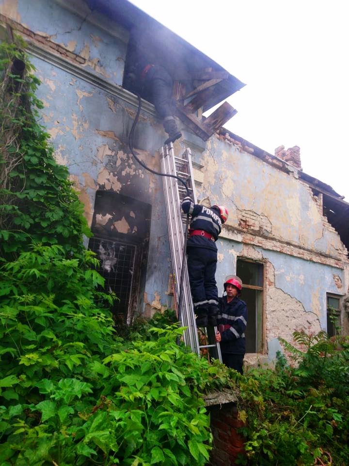 Incendiu la o casă părăsită