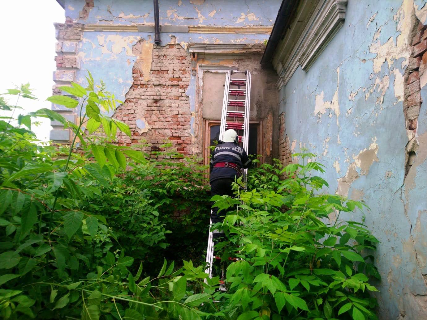 Incendiu la o casă părăsită