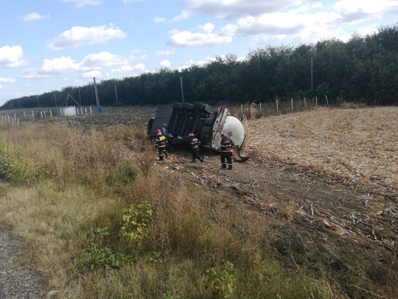 Autocisternă încărcată cu motorină răsturnată pe raza comunei Bădeana