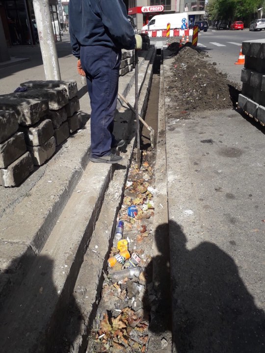 “Unu încarcă, doi descarcă”, așa se lucrează la lucrările de reabilitare a canalizării pluviale