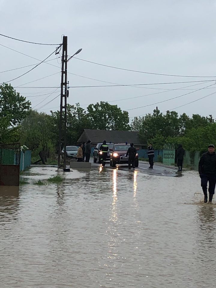 Ploile au făcut ravagii. Case și drumuri inundate în județul Vaslui