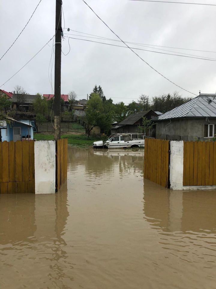 Ploile au făcut ravagii. Case și drumuri inundate în județul Vaslui