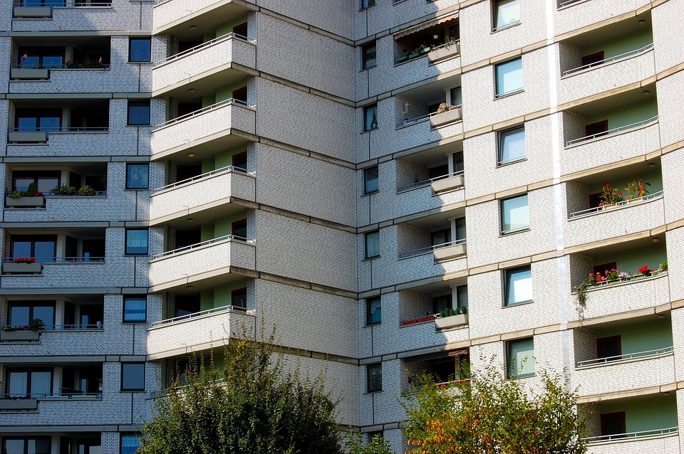 Lucrări de igienizare la blocurile de locuințe sociale din Bârlad. Cât vor rezista?