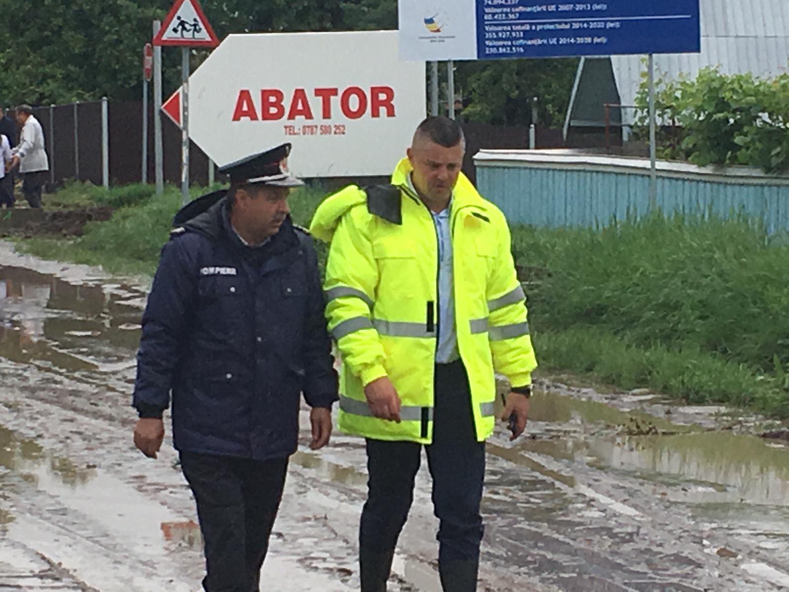 FOTO-VIDEO, Ultima oră- Persoană surprinsă de viitură
