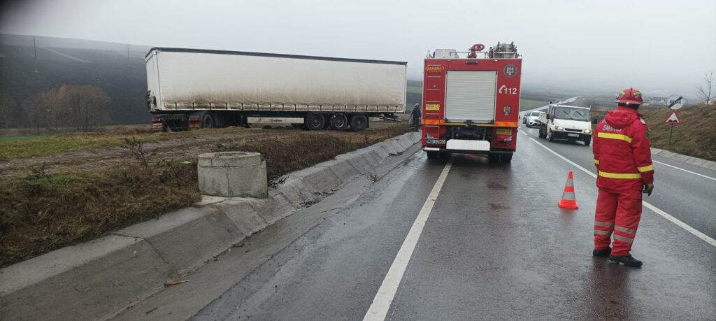 Un autotren a ieșit în afara părții carosabile, pe centura de ocolire