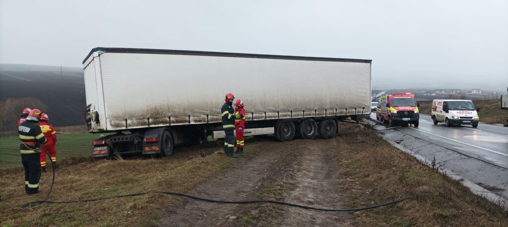 Un autotren a ieșit în afara părții carosabile, pe centura de ocolire
