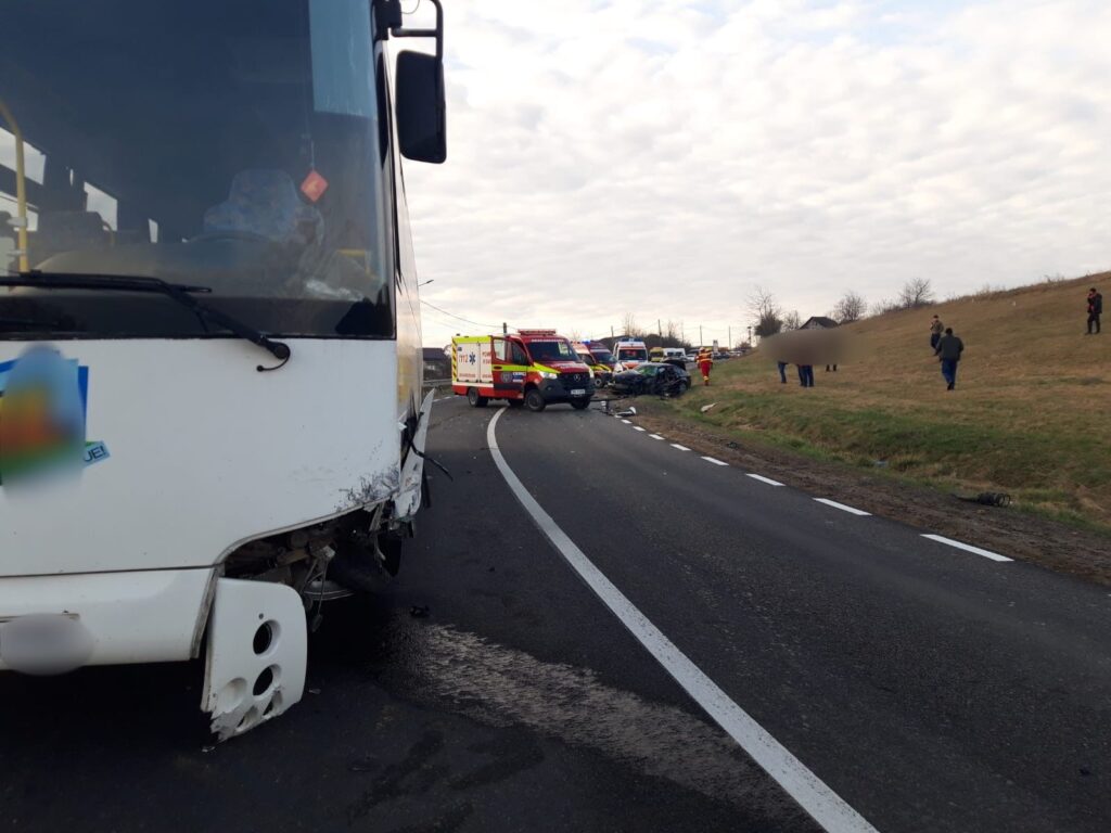 Accident rutier între un autoturism și un autobuz
