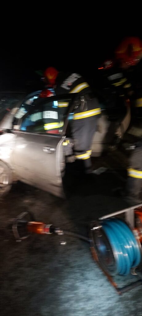 Un autoturism a intrat sub un autocamion