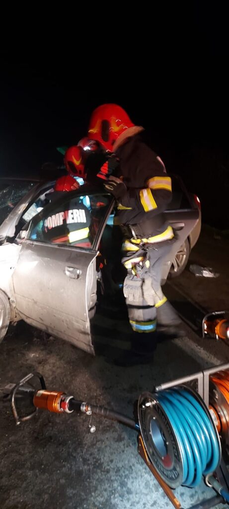 Un autoturism a intrat sub un autocamion