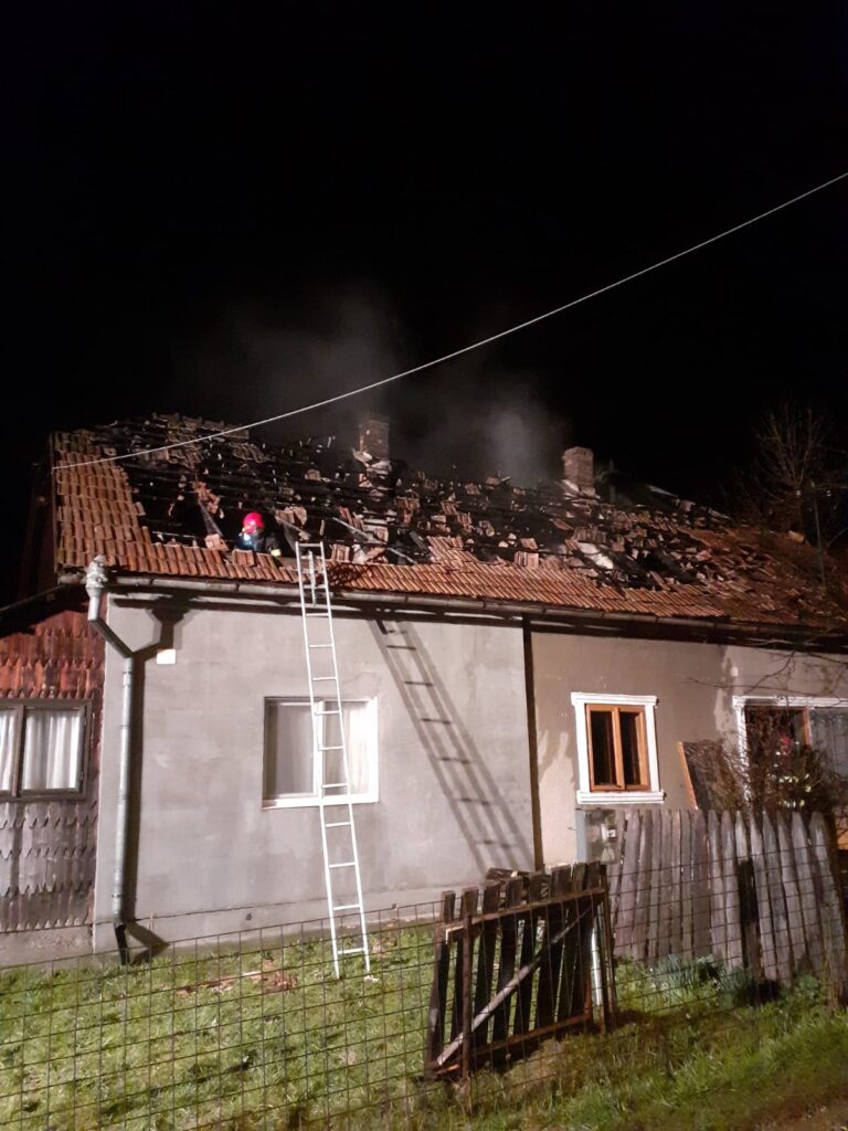 Bărbat găsit decedat într-un incendiu la o casă