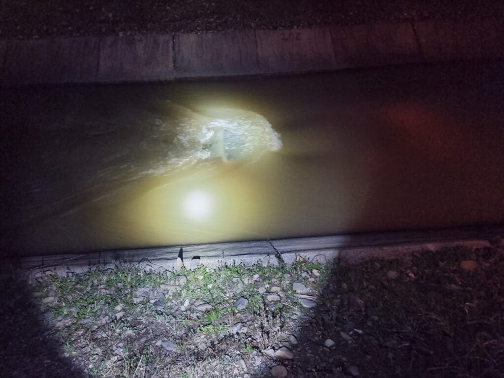 Autoturism căzut într-un canal betonat