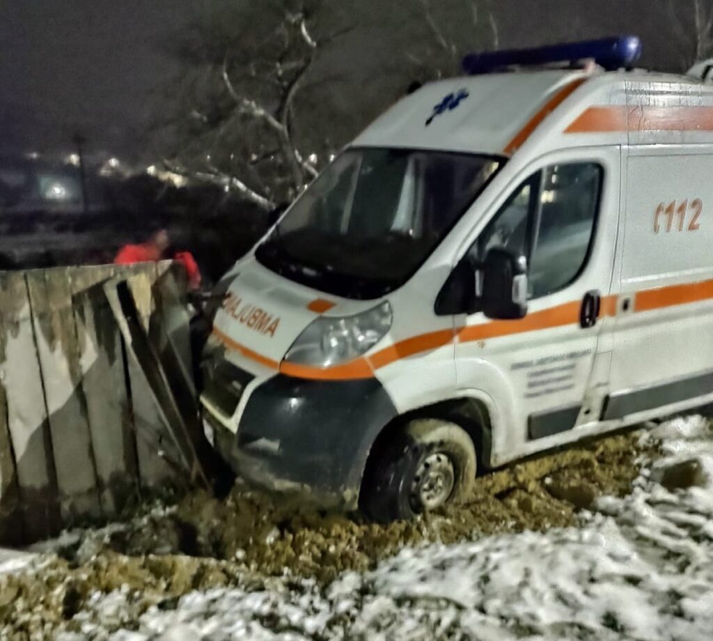 O ambulanță a rămas blocată