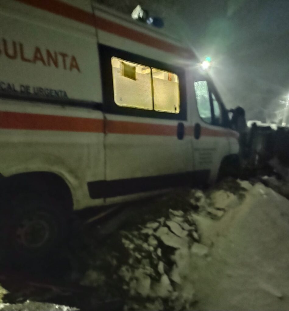 O ambulanță a rămas blocată