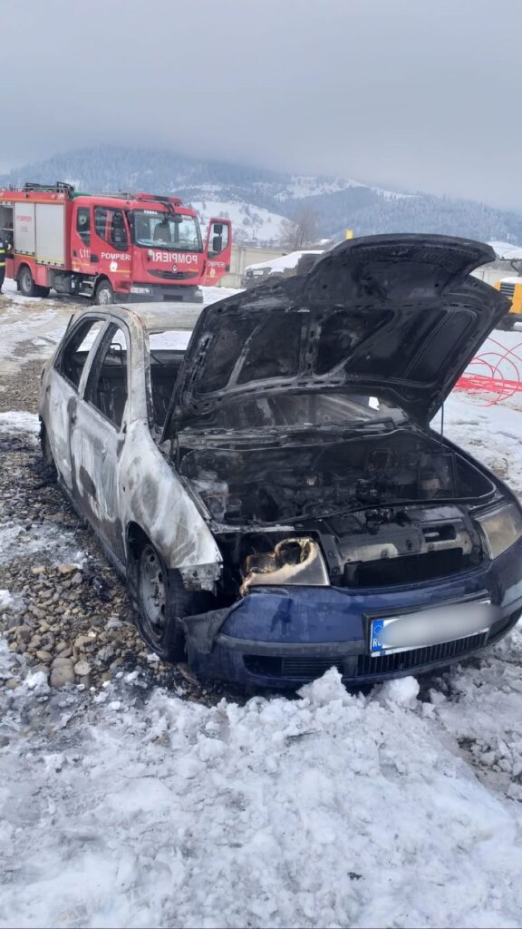 Un autoturism a ars în localitatea Straja