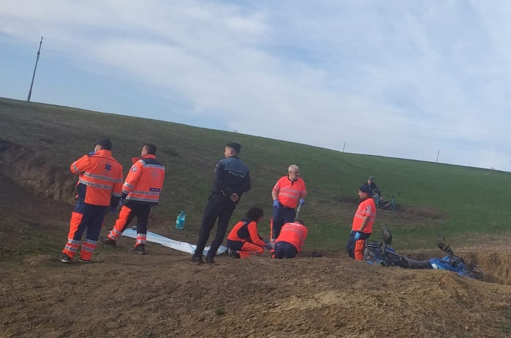 Un bărbat din Perieni s-a răsturnat cu ATV-ul