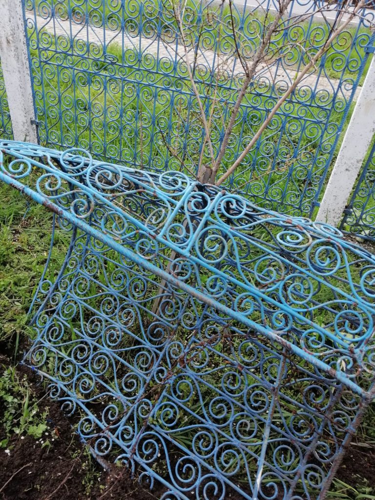 O autocisternă a păruns în curtea unei locuințe