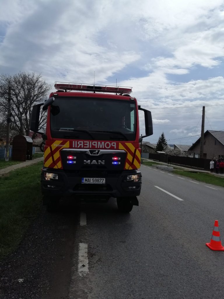 O autocisternă a păruns în curtea unei locuințe