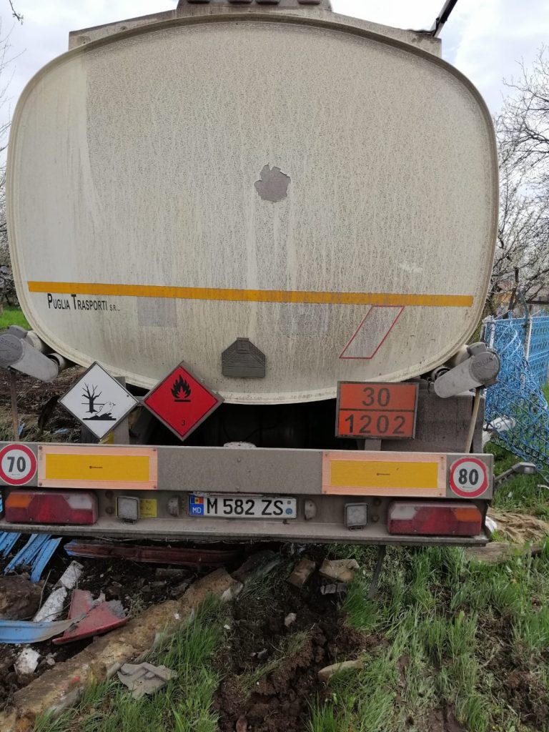 O autocisternă a păruns în curtea unei locuințe