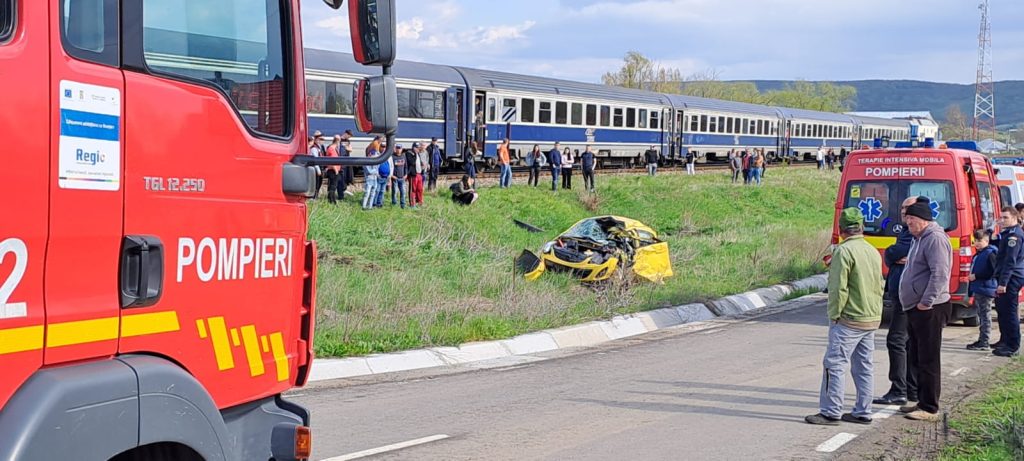 O maşină a fost lovită de tren