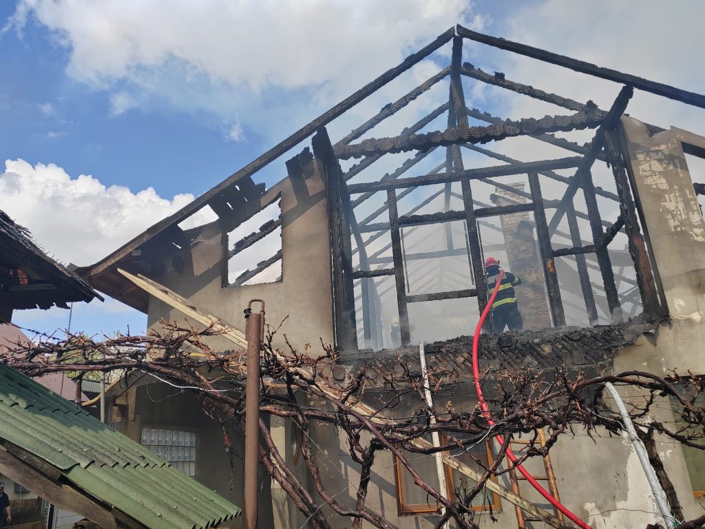 Incendiu izbucnit în satul Poiana Mărului