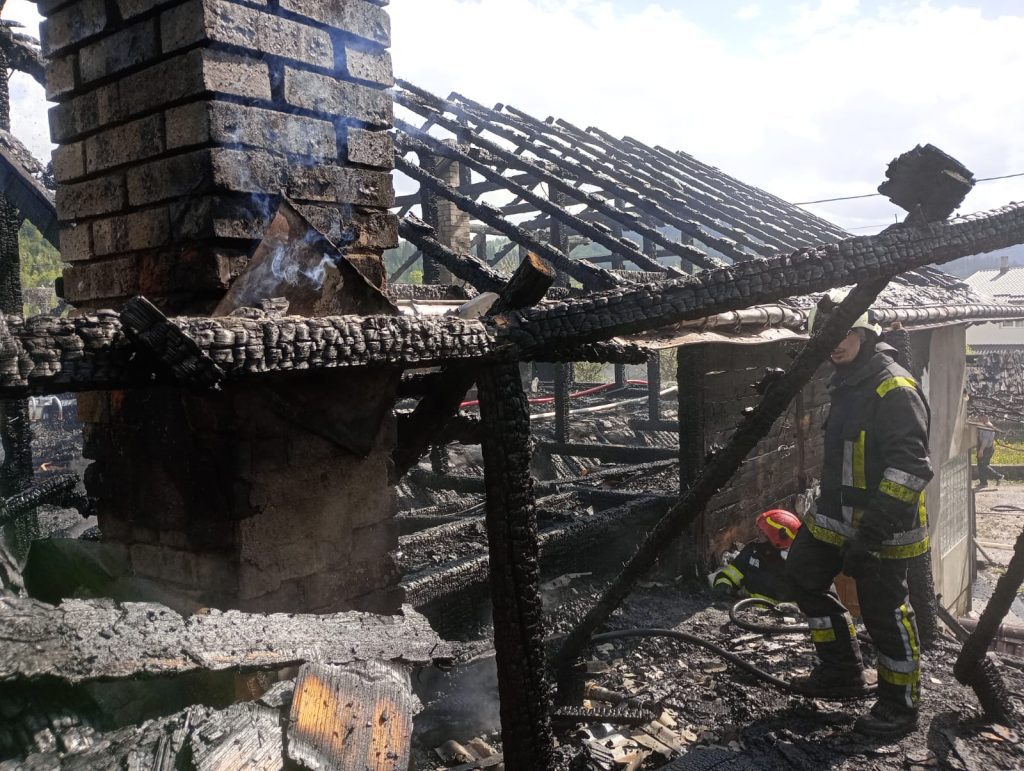 Incendiu izbucnit în satul Poiana Mărului