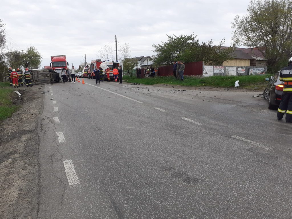 Accident cu trei autoturisme și 10 persoane