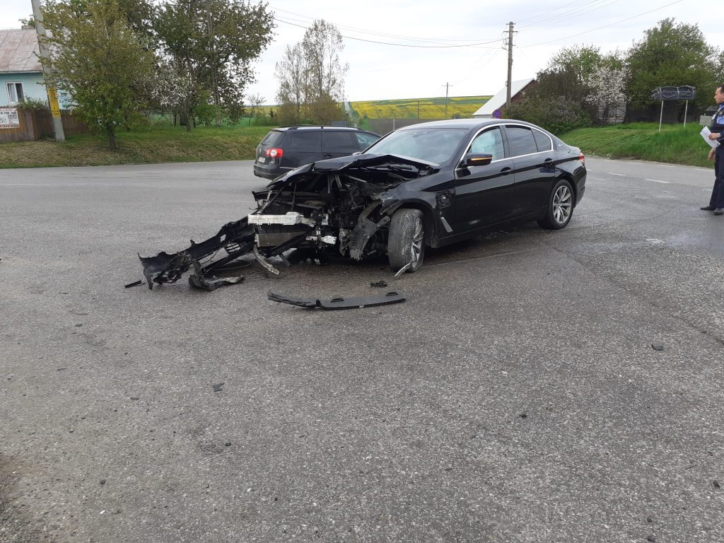 Accident cu trei autoturisme și 10 persoane
