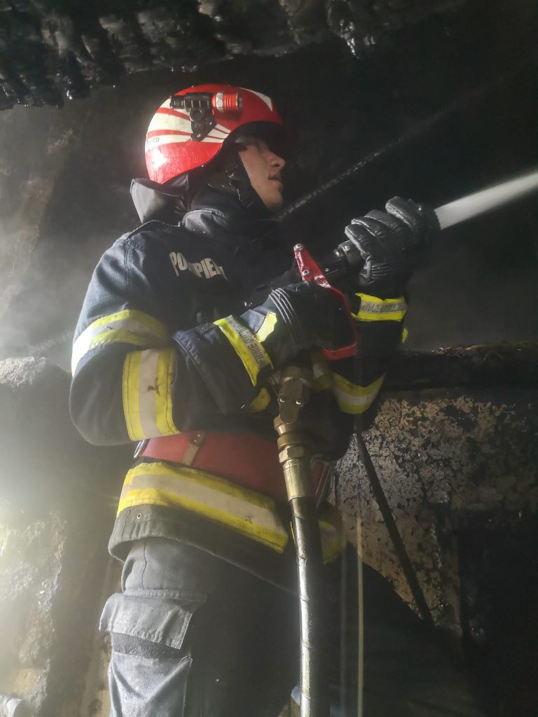 Incendiu izbucnit într-o locuință din localitatea Mălăiești