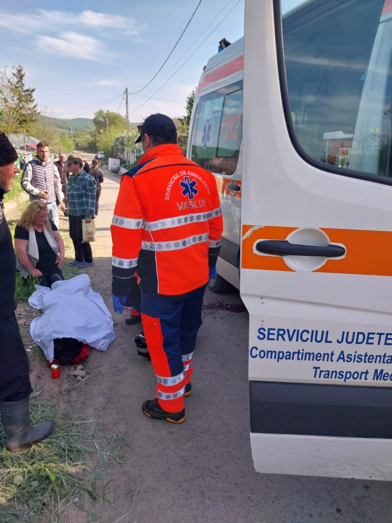 Un bărbat a murit strivit de un tractor