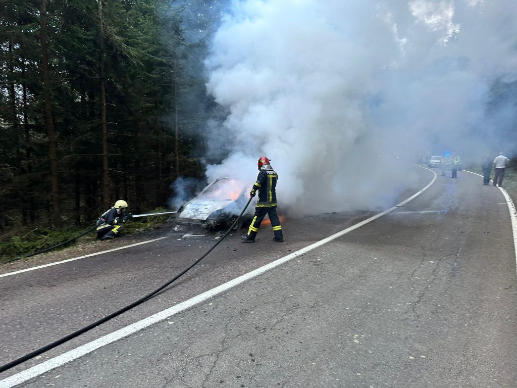 Un autoturism a luat foc în zona Pasului Palma 