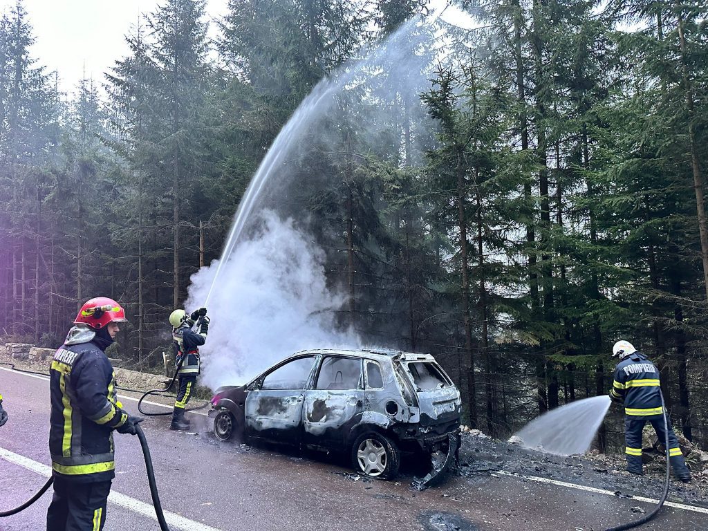 Un autoturism a luat foc în zona Pasului Palma 